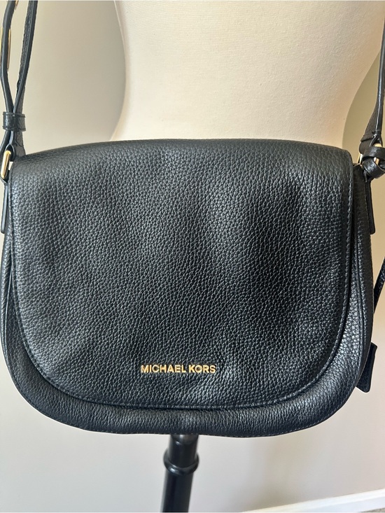 Michael Kors Handbags - Michael Kors Black Pebbled Leather Saddle Crossbody with Gold Logo